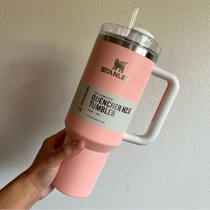 BNWT Stanley peach two tone 40oz qunecher